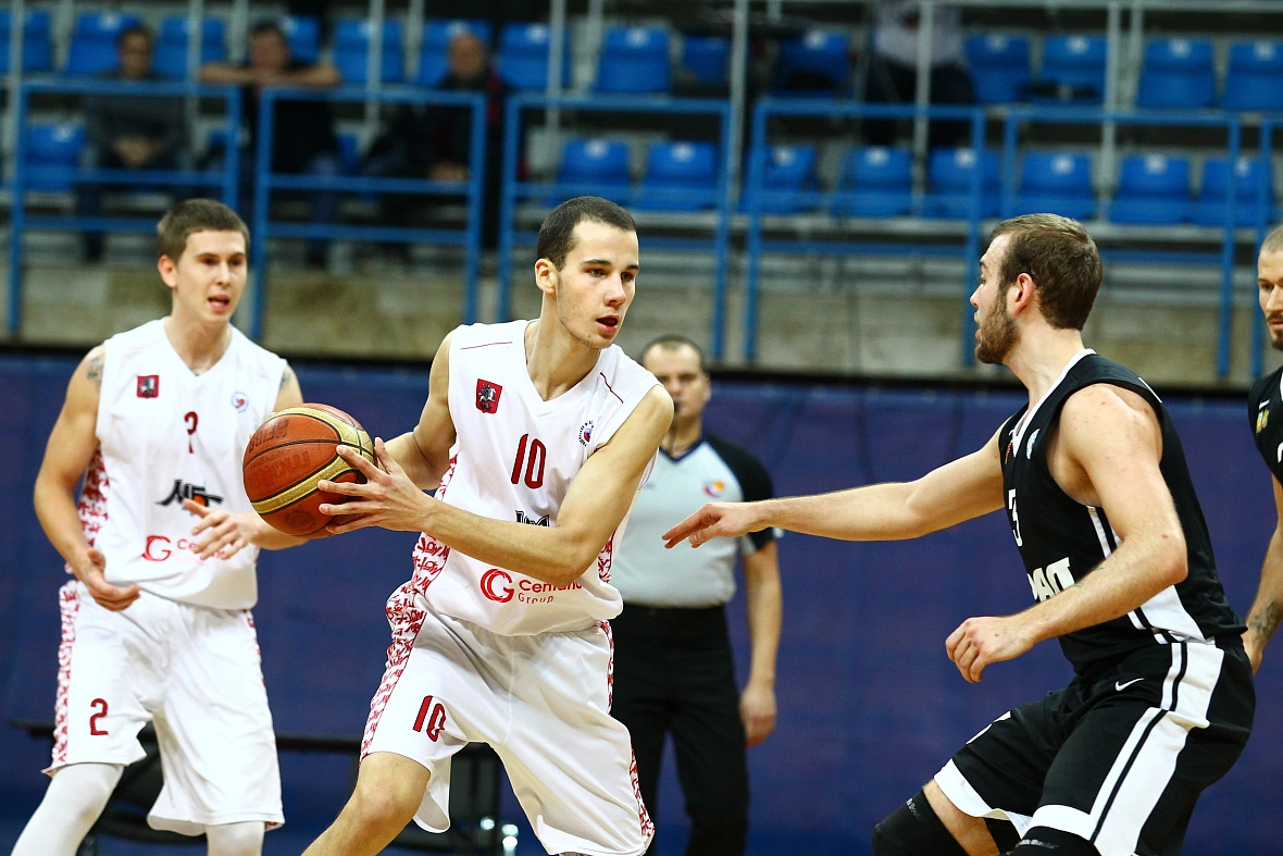Павел Афанасьев продлил контракт с 