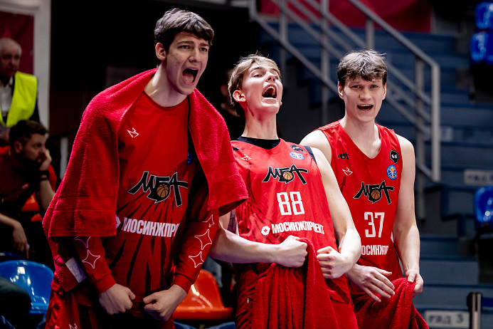 Дважды обыграли действующего чемпиона 